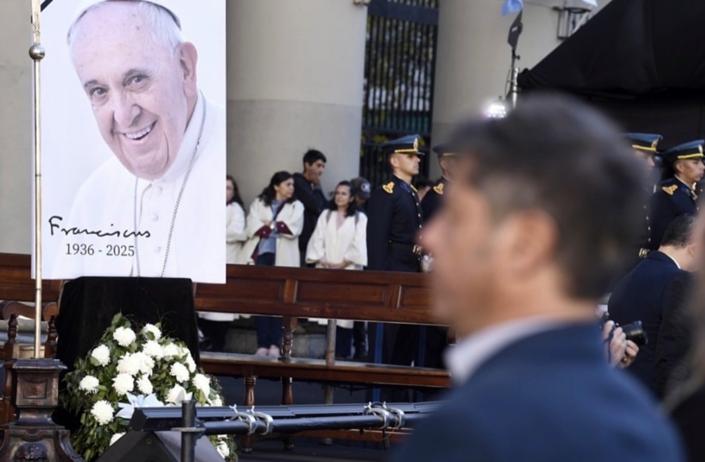 Imagen secundaria de Kicillof y militantes de LPEO despidieron al Papa Francisco y destacaron su legado